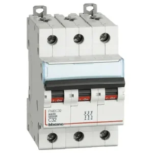 A Buen Precio Disyuntor termomagnético Bticino 3 polos 32A curva C 6kA FN83C32